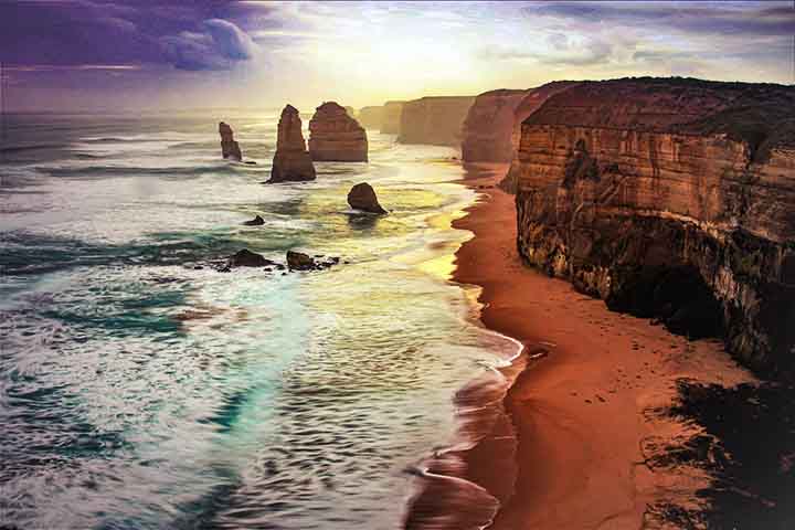 Costa Amalfitana da Austrália (Great Ocean Road) – Estrada cênica com formações rochosas icônicas, como os Doze Apóstolos, e belas praias.