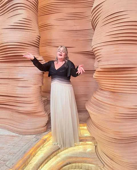 A brasileira é considerada uma notável soprano - voz feminina de grande extensão na região aguda. 
