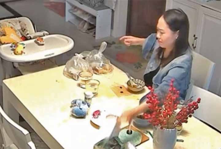 Em função da estrutura do ovo, a clara cozida funciona como uma 'casca'. Você não deve aquecer o ovo inteiro cozido no micro-ondas. Provavelmente, em função do tempo para aquecer, o ovo cozido já irá explodir dentro. Ovos já cozidos devem ser cortados para serem reaquecidos, pois eles poderão explodir caso essas recomendações não sejam seguidas, disse a nutricionista Elke Stedefeldt ao G1.