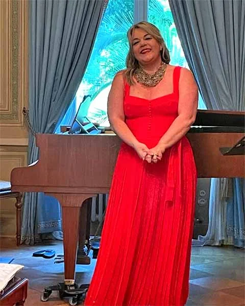 “Receber um MBE é uma honra imensa e um marco profundamente emocionante na minha trajetória profissional, com um significado ainda maior para mim como artista brasileira”, declarou Gabriella Di Laccio ao portal G1. 
