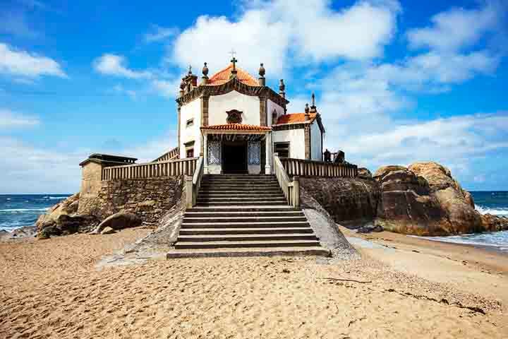 Capela do Senhor da Pedra (Portugal) – 1686 - Construída sobre uma rocha à beira-mar, em Vila Nova de Gaia. O mar a envolve durante tempestades, criando um cenário dramático. É um local de culto e peregrinação religiosa.
