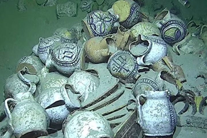 Também foram encontrados 200 jarros com o monograma IHS (indicando origem na Ligúria, Itália) e cerca de 100 pratos.