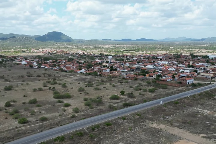O nome Irauçuba tem origem no tupi antigo îaraûsuba, que significa amizade.