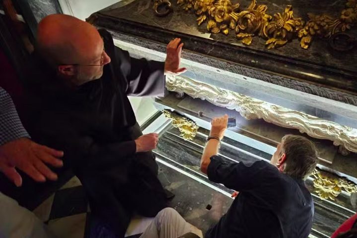 Cada conjunto de chaves permite o acesso a uma parte distinta do túmulo, incluindo a grade, o cofre de mármore e o cofre de prata. 