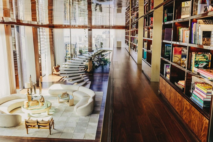 Além disso, a suíte tem uma escada de mármore inspirada em Niemeyer, jardim com 250 espécies nativas e até jacuzzi artesanal feita de madeira.