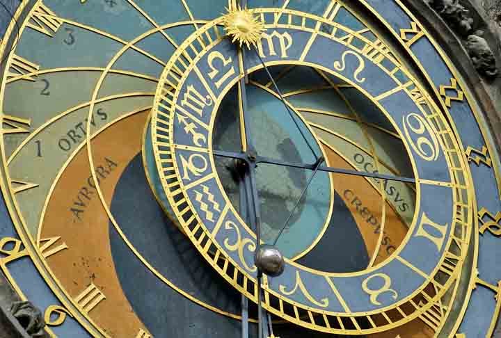 13º - Relógio Astronômico (Praga) - É  um relógio com mecanismos especiais e mostradores para exibir informações astronômicas, como as posições relativas do Sol, da Lua, das constelações zodiacais e, às vezes, dos principais planetas. Fica localizada na capital da República Tcheca.