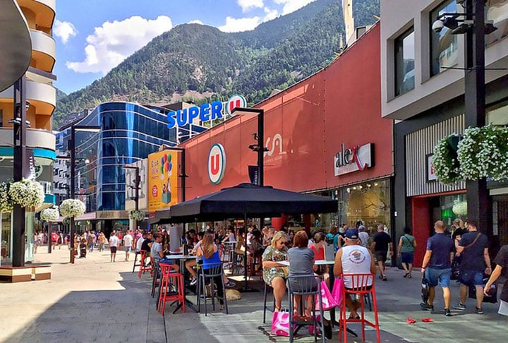 Isso tem um grande impacto na demografia de Andorra, pois apenas 38% dos moradores são nativos. O principal grupo de estrangeiros que vive no território é de espanhóis. Em seguida, franceses. E depois, ingleses. 