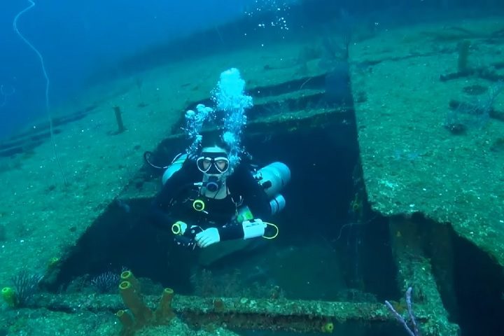 Batizado de “Camarat 4”, o navio mede cerca de 30 por 7 metros e estava bem preservado.