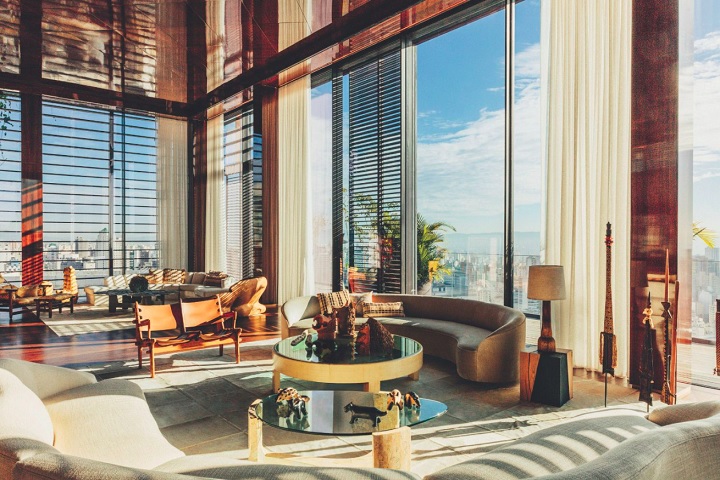 O espaço inclui vista panorâmica da cidade de São Paulo, móveis de designers brasileiros e janelas que vão do chão ao teto.