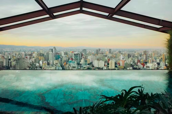 A cobertura, projetada pelo renomado arquiteto francês Jean Nouvel, tem três andares e mais de 1.100 metros quadrados.