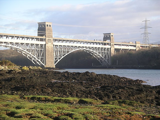 Em 1850, a construção da ponte Britannia e da linha ferroviária do norte de Gales facilitou o acesso à capital inglesa, Londres, que fica a 431 km de distância.