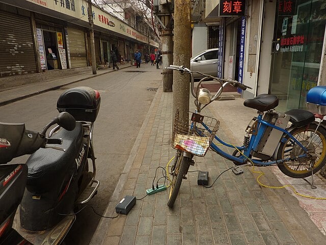 As regras determinam que em áreas de circulação de pedestres, as bicicletas elétricas só podem trafegar com velocidade limitada a 6 km/h. 
