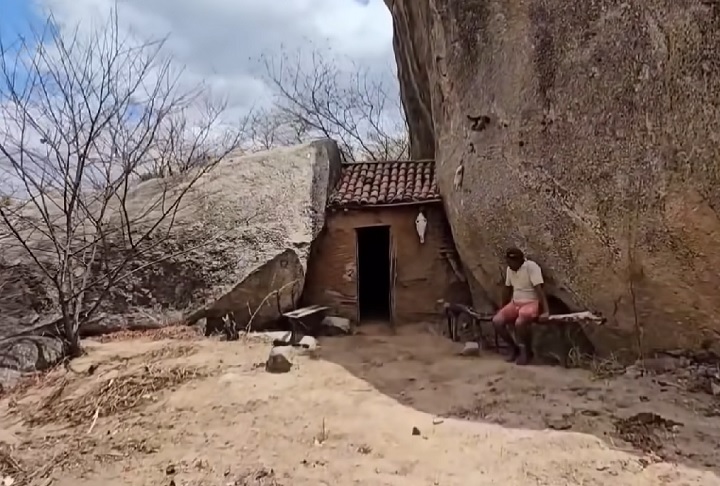 A pequena construção foi feita à base de taipa (barro, madeira e cimento).