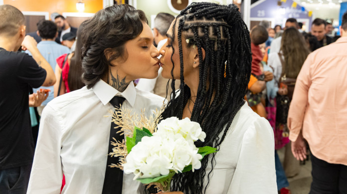 Fortaleza, CE, BR 20.06.25 Cerimônia de casamento coletivo no Shopping Del Passeo - Na foto: Melissa Costa (esq.)  e Stephanie Castro (dir.) 