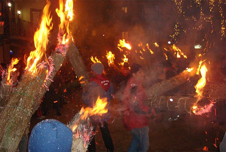 Os moradores descem das montanhas para as cidades com tochas na mão e fazendo fogueiras. Esse evento representa o fortalecimento da identidade regional e, para os jovens, a chegada da maturidade.  