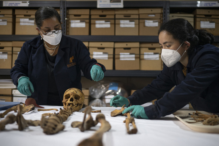 Trabalhadores do setor de g&aacute;s peruano encontraram esta semana uma m&uacute;mia de mil anos enquanto instalavam tubula&ccedil;&otilde;es em Lima, informou sua empresa, confirmando a mais recente descoberta de uma tumba pr&eacute;-hisp&acirc;nica na capital