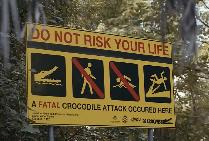 Apesar de seu valor econômico e cultural, os crocodilos ainda representam um risco real. Especialistas alertam que rios como o Adelaide, próximo a Darwin, são extremamente perigosos.