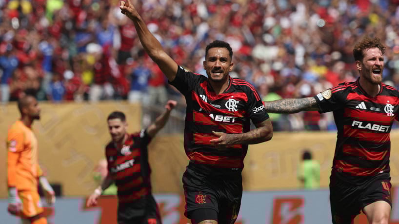 Danilo, zagueiro do Flamengo, comemora gol marcado diante do Chelsea 
