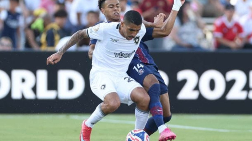 Volante destacou que elenco do Alvinegro nunca deixou de acreditar em uma vitória contra o PSG e cobrou quanto ao trato aos times do Brasil