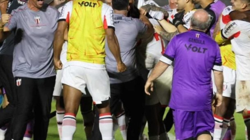 Pantera saiu da zona de rebaixamento, enquanto a Chape perdeu a chance de encostar no G4