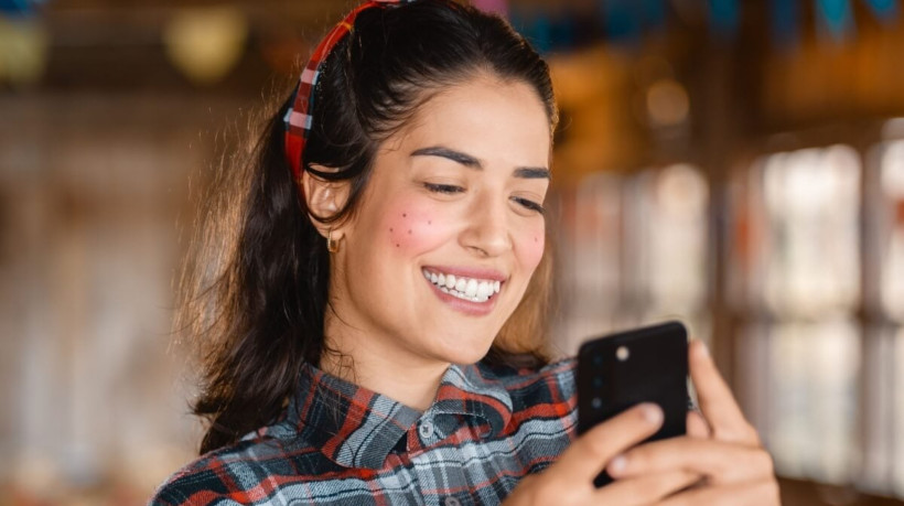Truques simples tornam os penteados de festa junina mais modernos e charmosos (Imagem: Vergani Fotografia | Shutterstock) 