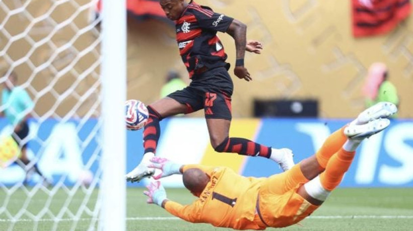 Camisa 27 sai do banco aos 10' do segundo tempo e participa de dois gols em seis minutos; Rubro-Negro botou ingleses na roda