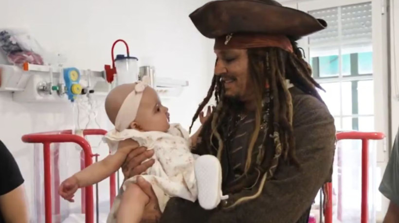 Johnny Depp visita hospital infantil vestido de Jack Sparrow