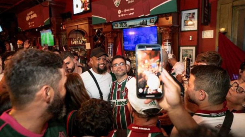 Ex-jogador marca presença em ponto de encontro dos torcedores que estão em solo norte-americano para torcer pelo Tricolor de Laranjeiras
