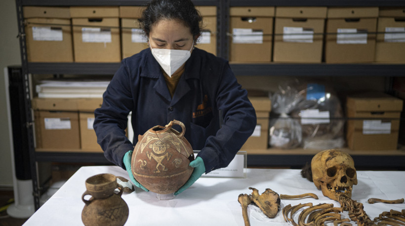 Especialista trabalha nos restos de um túmulo pré-hispânico encontrado durante uma escavação para instalar um gasoduto em Lima 