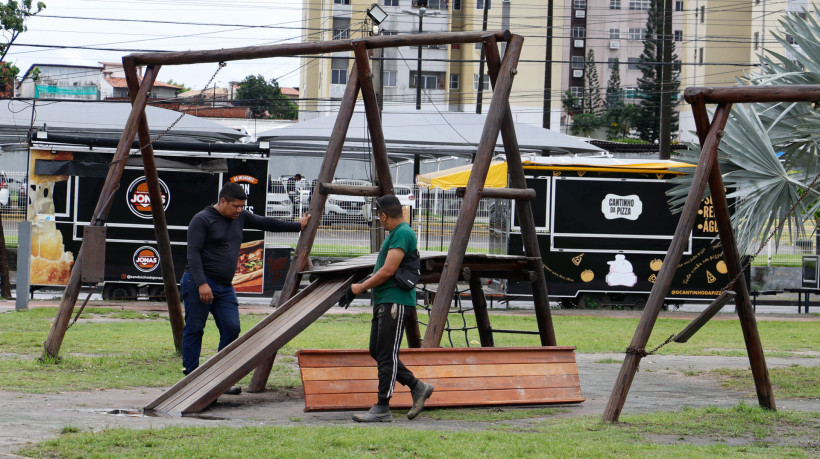 Equipes da Cegor realizando reparos em espaço de lazer no Parque Rachel de Queiroz