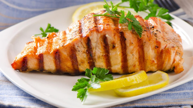 Salmão grelhado com limão e ervas (Imagem: Tatjana Baibakova | Shutterstock)