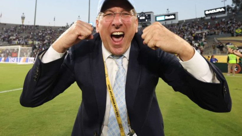 Eufórico com o triunfo sobre o PSG, empresário se declara ao Brasil, corre pelo gramado do Rose Bowl e simula engraxar chuteira de atacante