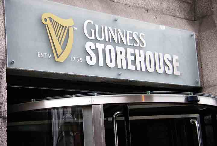10º - Guinness Storehouse (Dublin, Irlanda) - É uma atração turística na St. James's Gate Brewery, em Dublin. Desde sua inauguração em 2000, recebeu mais de vinte milhões de visitantes. Cobre sete andares em torno de um átrio de vidro em forma de uma cerveja Guinness.