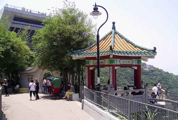 20º - Victoria Peak (Hong Kong, China) - É uma montanha em Hong Kong, também conhecida como Monte Austin e, localmente, como The Peak. Ela está localizada na metade ocidental da Ilha e possui altitude de 552 m (1.811 pés).