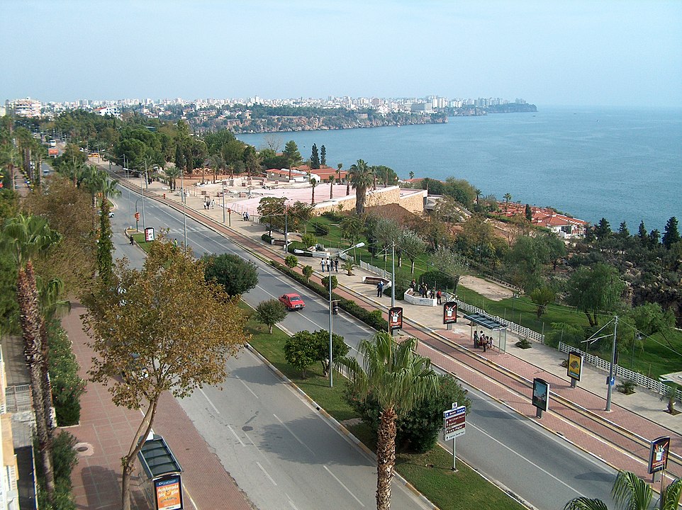 A Antalya é uma cidade portuária turística, porta de entrada para a região do Mediterrâneo sul da Turquia, conhecida como a Costa Turquesa por conta das águas azuis. Ercan é uma cidade no norte do Chipre que fica a 13 km de Nicósia (capital do país). 