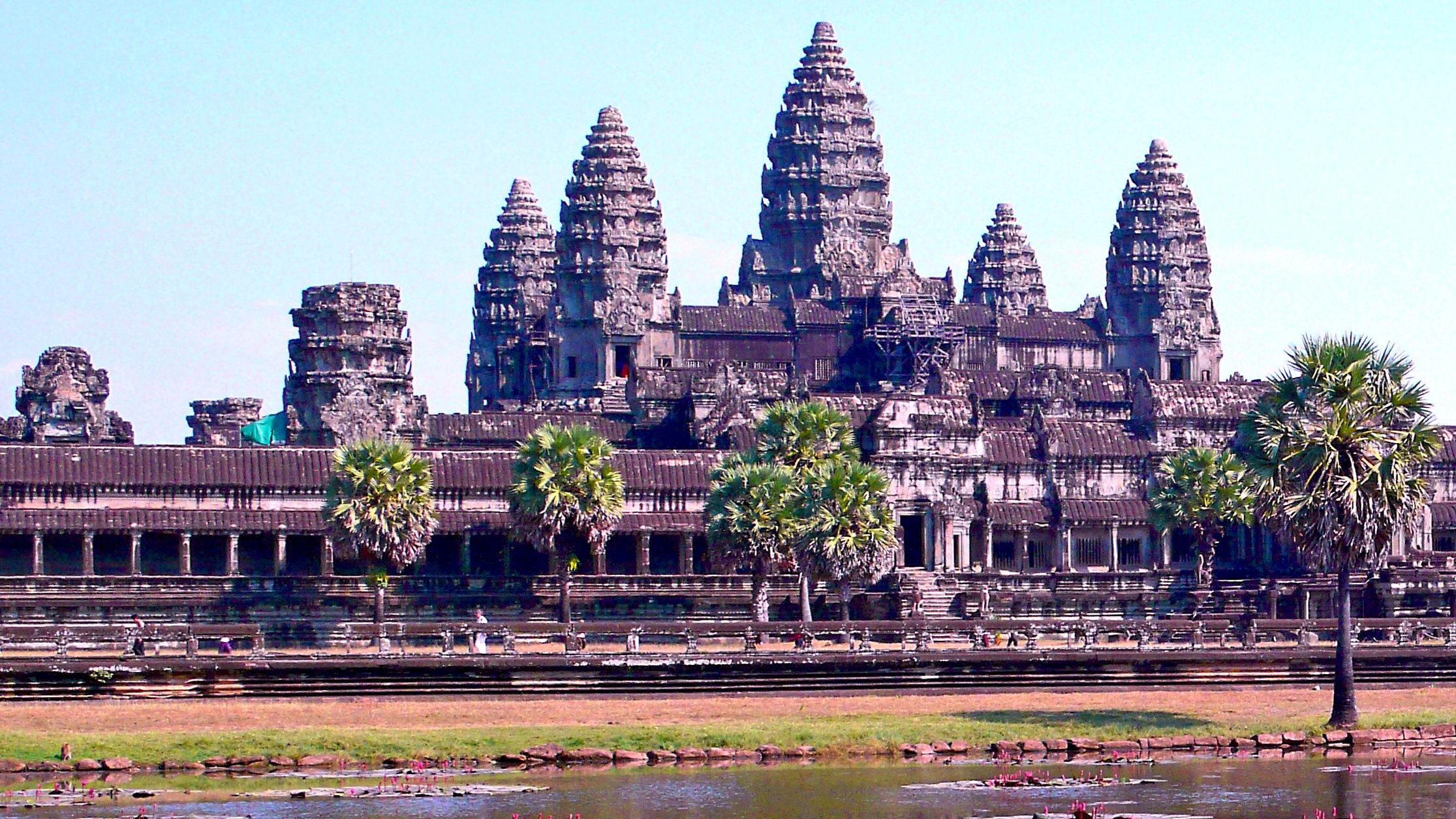 Angkor (Camboja) - Significa cidade em sânscrito. O parque arqueológico ocupa 400 km², com áreas de floresta e um magnífico conjunto de ruínas do Império Khmer (séculos IX a XV). O complexo reúne templos sagrados. O maior deles é o Angkor Wat, considerado a maior estrutura religiosa já construída. Símbolo do país, o templo está na bandeira nacional. 