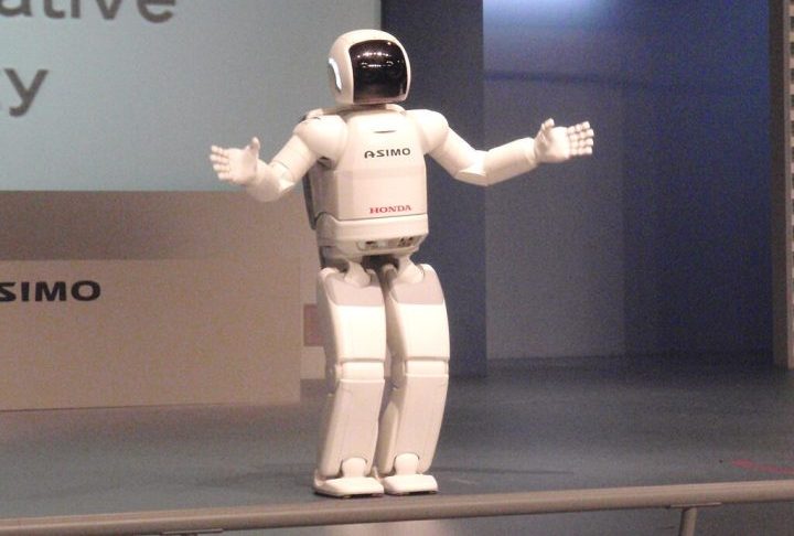 Além de carros e motos, a Honda também se destacou em outras áreas, como motores para equipamentos industriais, geradores, e até robótica (com o ASIMO, um dos robôs humanoides mais avançados do mundo).