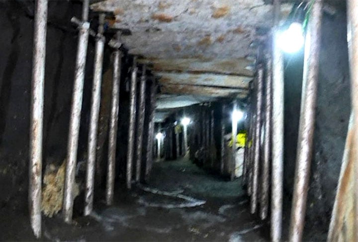 Para isso, o bando alugou uma casa três meses antes e foi abrindo um túnel que levasse até o banco. Dos 36 acusados, 26 foram presos. 