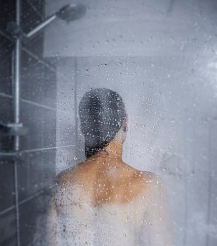 Tome banho de água morna e faça exercícios movimentando os ombros e o pescoço sob a ducha. Muitos desaconselham a água morna, mas, para esse objetivo, essa temperatura é top.  