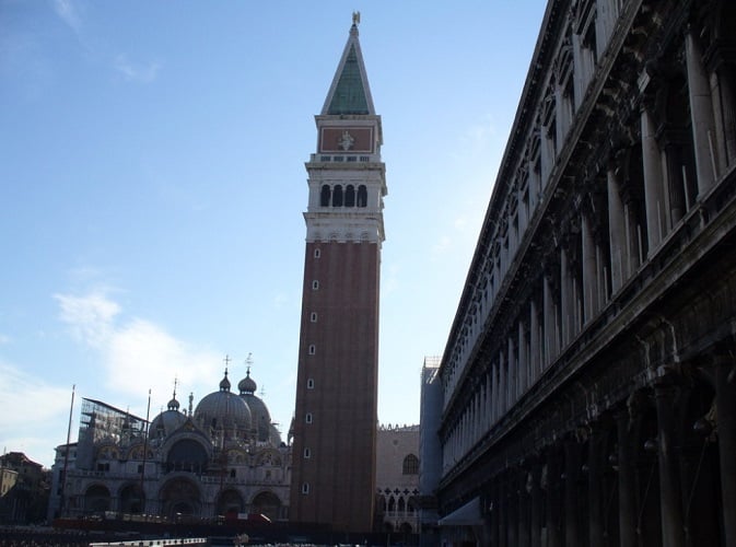 Campanário de São Marcos (século IX, reconstruído em 1912): O campanário mais alto de Veneza, com vistas panorâmicas da cidade e da lagoa. A estrutura original desabou em 1902 e foi reconstruída