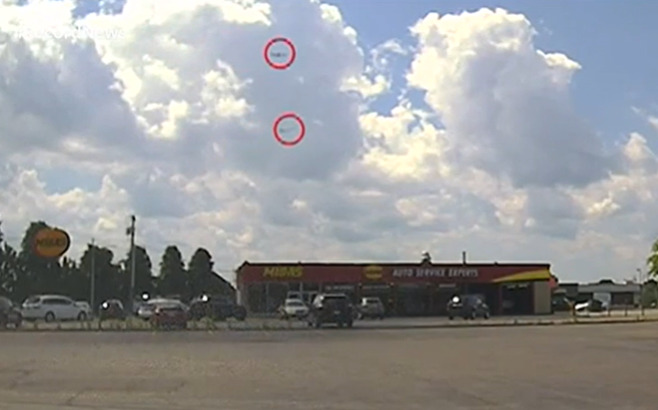 O controlador autorizou que um avião pousasse, mas, ao mesmo tempo, liberou a decolagem de outro, na mesma pista. Por sorte, um dos pilotos percebeu e avisou ao controlador. O piloto, então, arremeteu (abortou o pouso imediato) para evitar na colisão.