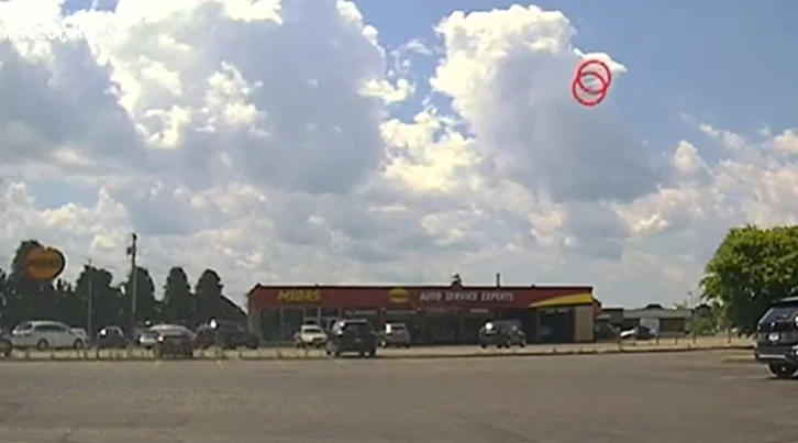 O radar indicou que os aviões ficaram a apenas 220 metros um do outro. A Agência Federal de Aviação abriu investigação para apurar o caso. 