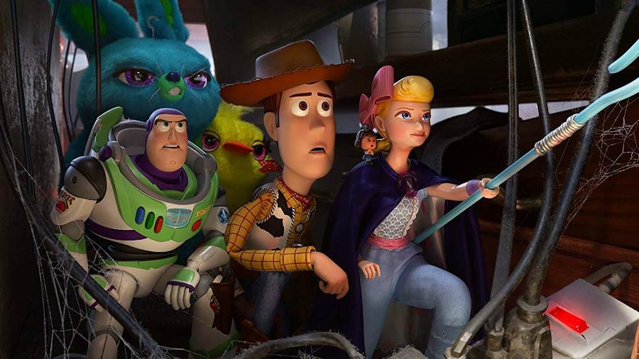O enredo do primeiro filme gira em torno de Andy, que possui uma grande coleção de brinquedos. No seu aniversário, ele ganha um exemplar do astronauta Buzz Lightyear, que causa ciúmes em seu clássico caubói Woody. 