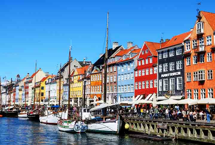 18º - Nyhavn (Copenhague) - Esta paisagem de cartão-postal é um dos lugares mais visitados da cidade dinamarquesa por seus históricos barcos de madeira e vários restaurantes da região.