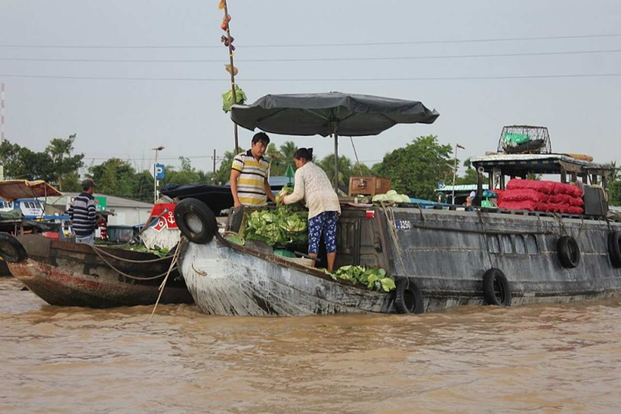 Os mercados flutuantes são um dos maiores atrativos turísticos da região, oferecendo uma visão única da vida local. Ali, vendedores e compradores trocam produtos em barcos, desde frutas frescas a peixes e artesanatos, criando uma atmosfera pitoresca e vibrante.