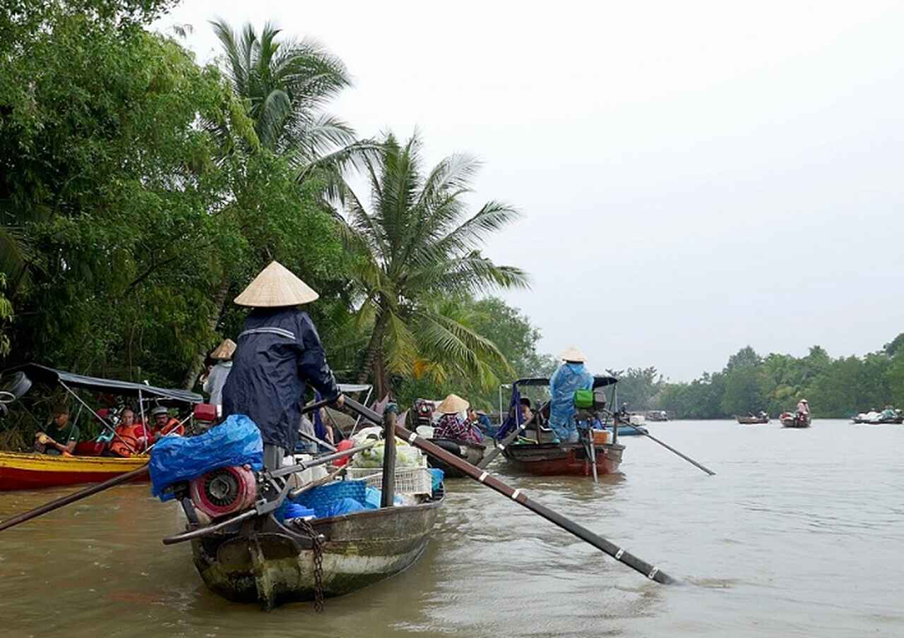 A região, marcada por águas, arrozais e uma cultura única, é agora um destino turístico popular, que atrai visitantes de todo o mundo não apenas pela sua beleza natural, mas também por seu papel crucial durante os conflitos do século XX.