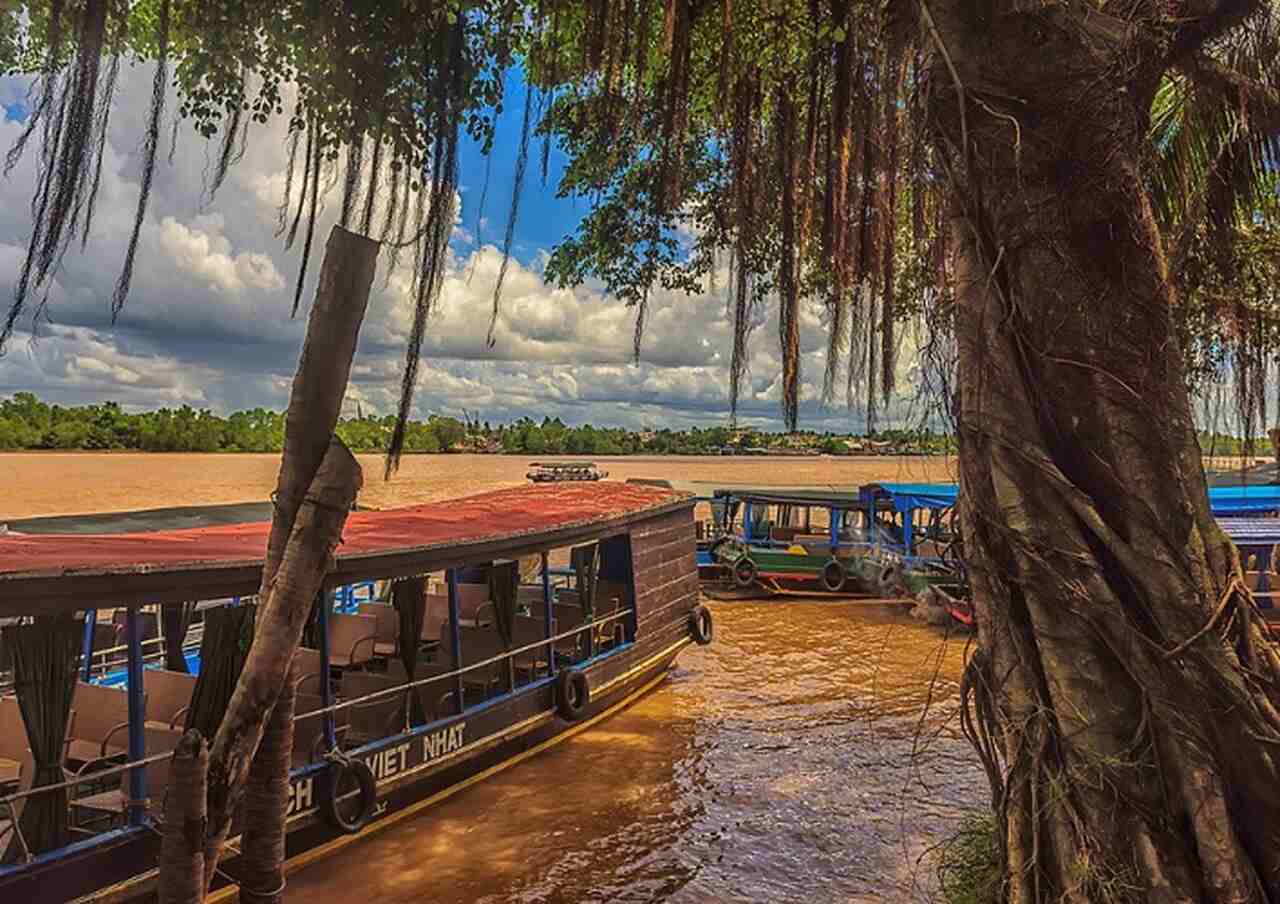 Embora o Delta do Mekong seja uma região de grande importância histórica, hoje ele é também um destino turístico de destaque no Vietnã. Turistas de todo o mundo chegam para explorar as paisagens deslumbrantes e experimentar a vida simples e pacífica da região.