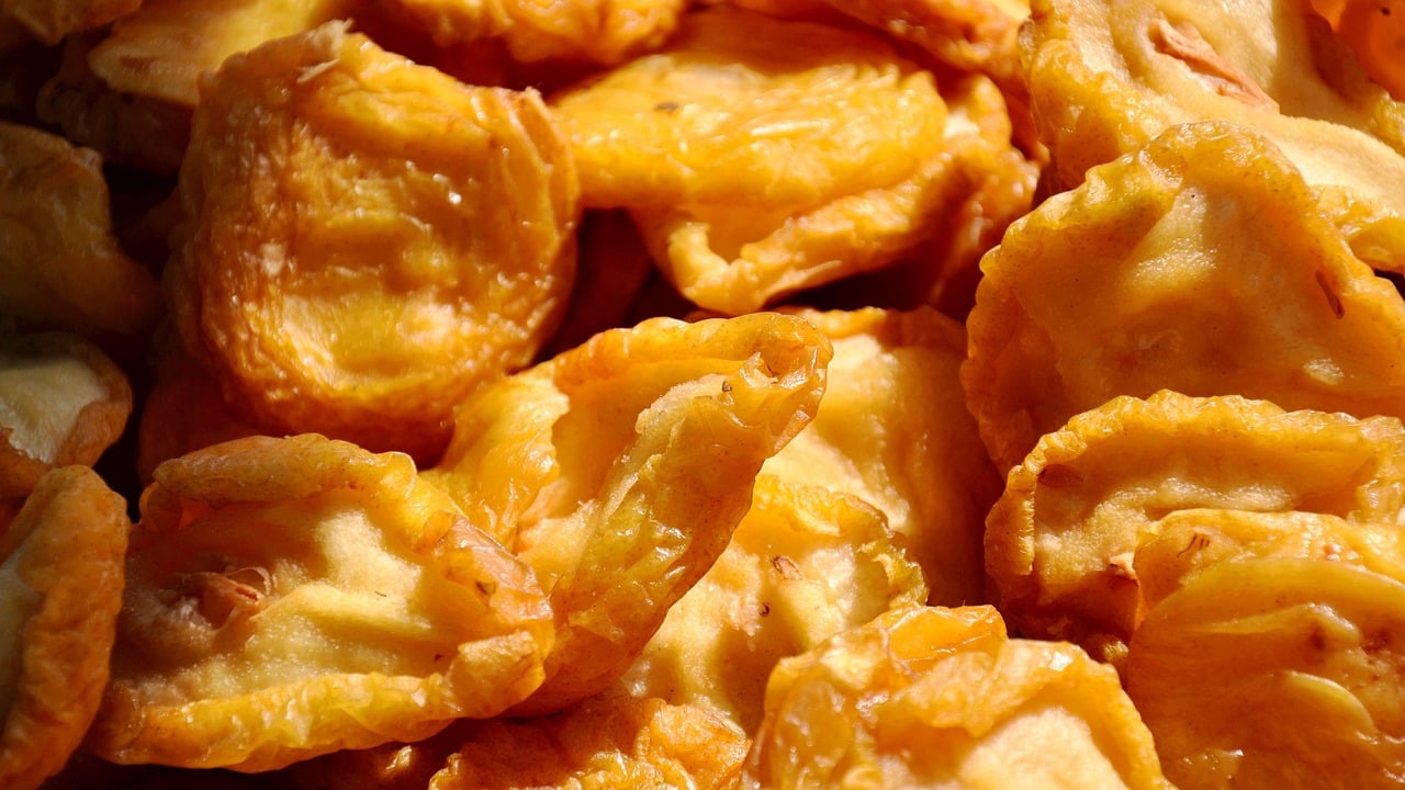 A pera desidratada é perfeito para quem aprecia o sabor naturalmente doce e suave da fruta. Este processo intensifica os sabores, tornando-a uma escolha excelente tanto para consumo puro quanto como ingrediente adicional em diversas receitas.