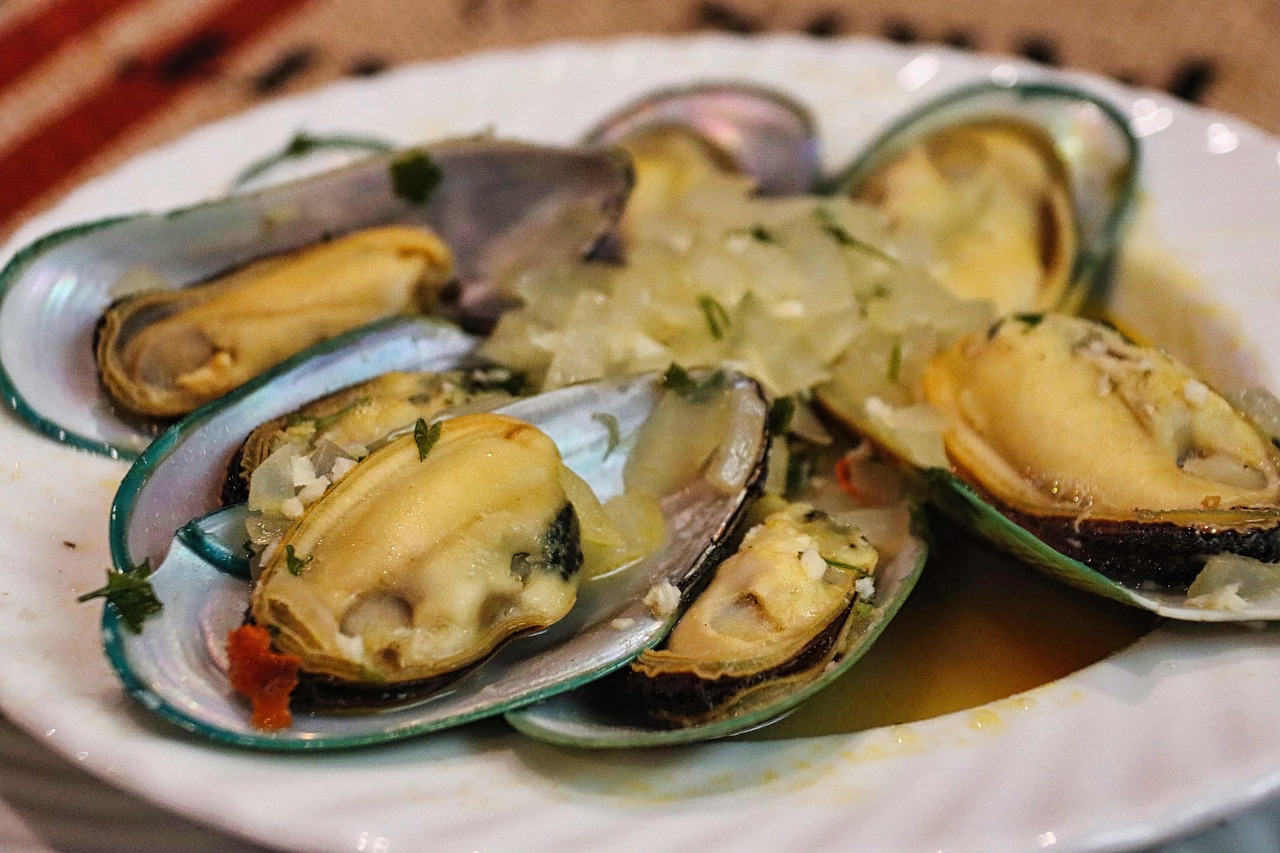 É importante limpar bem os mexilhões antes de cozinhá-los, pois eles podem conter toxinas. Esse alimento fresco deve ser consumido rapidamente e pode ser congelado por alguns meses. 