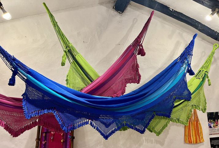 Economicamente, Irauçuba é reconhecida como a capital cearense da rede de descanso, devido à alta produção de redes artesanais.